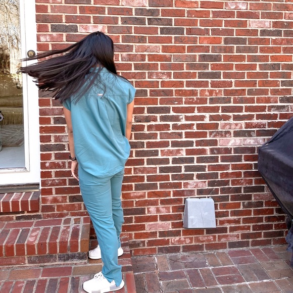 Figs limited edition hydrogreen scrub set XS petite - Picture 2 of 2